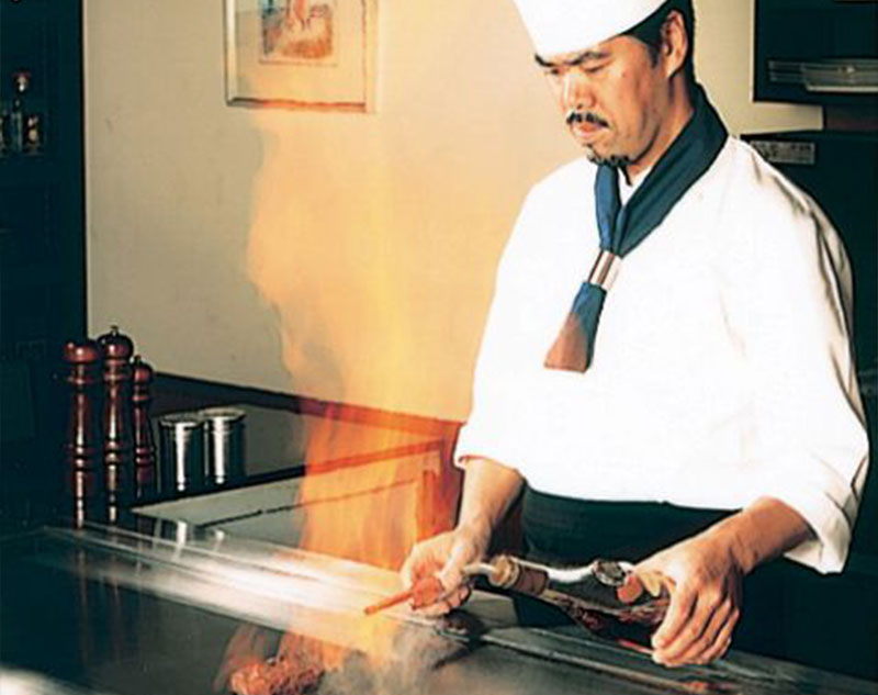 2000年9月に青山骨董通りに鉄板焼きレストランとしてオープンしました